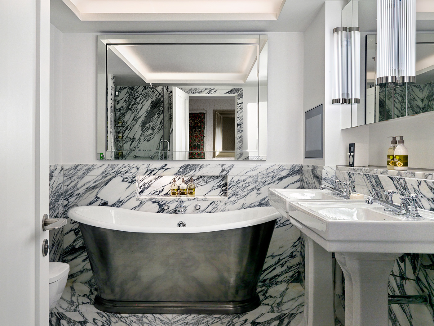 Ham Yard Oak Leaf Suite R 06