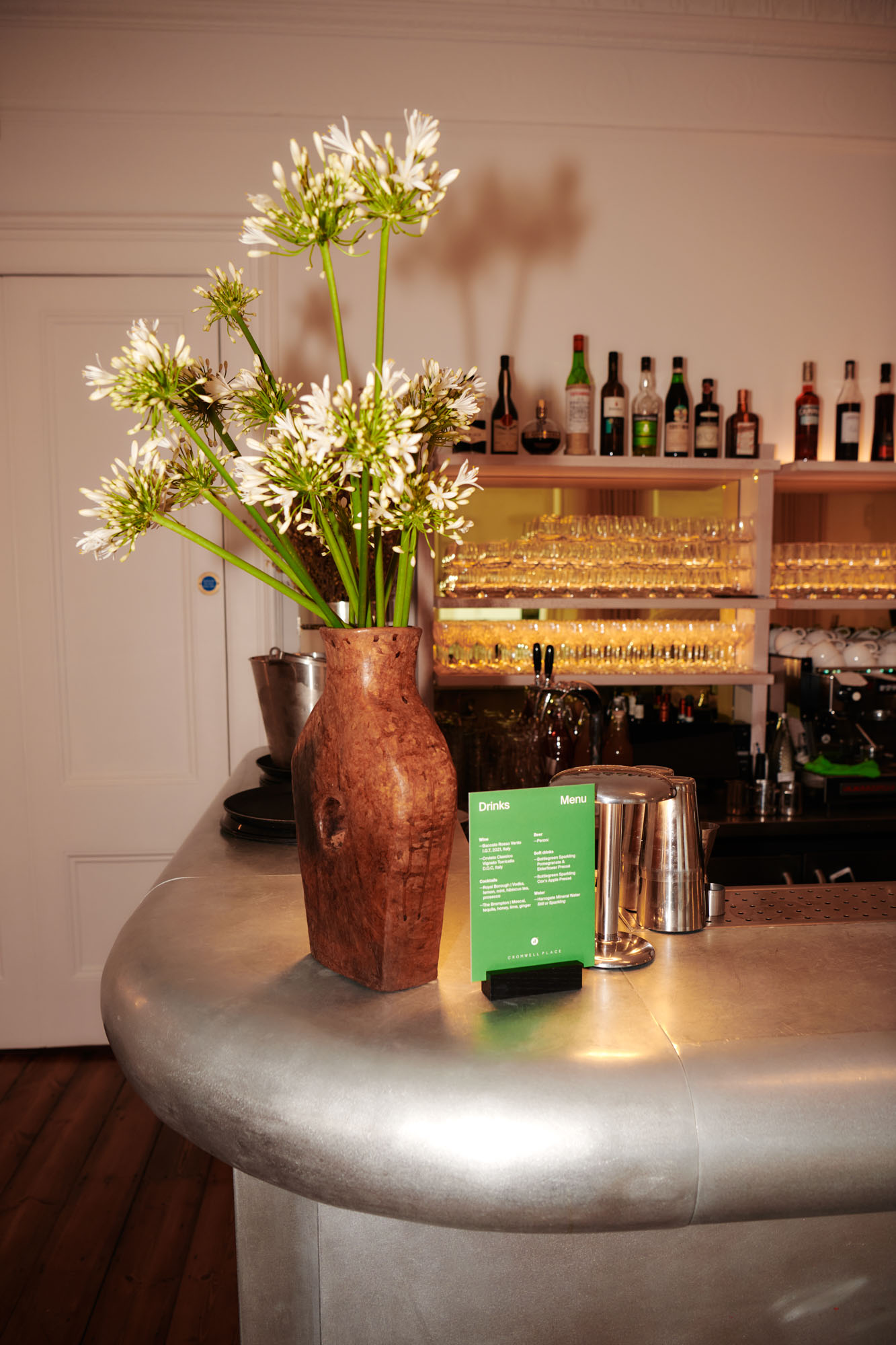 DH SALES24 S London Travelpro 18