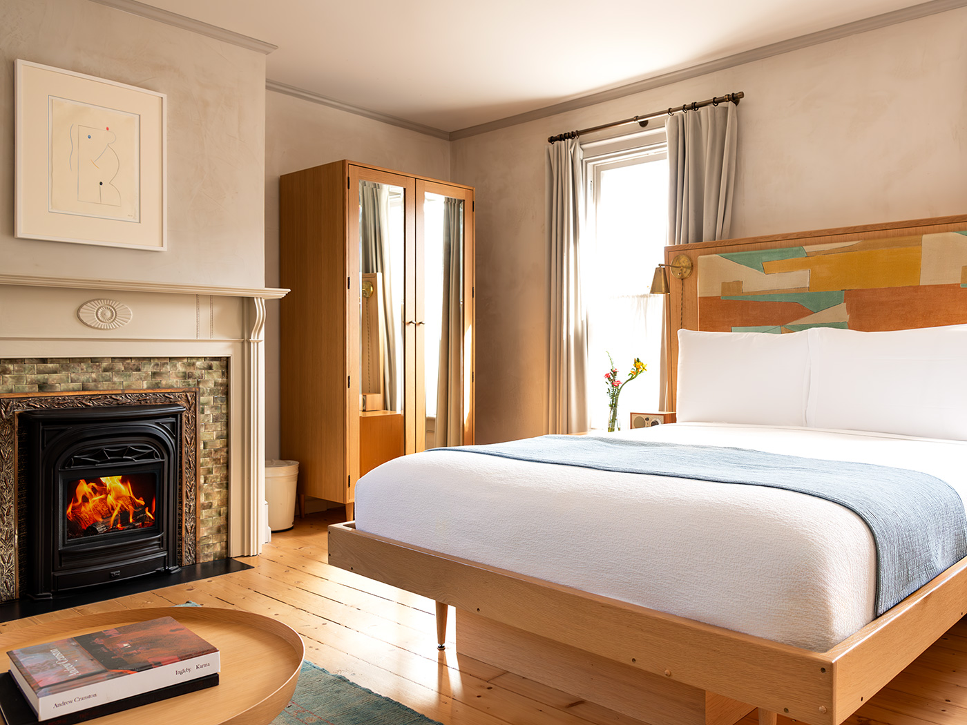 Hotel Kinsley John St Grand Queen Fireplace R 01