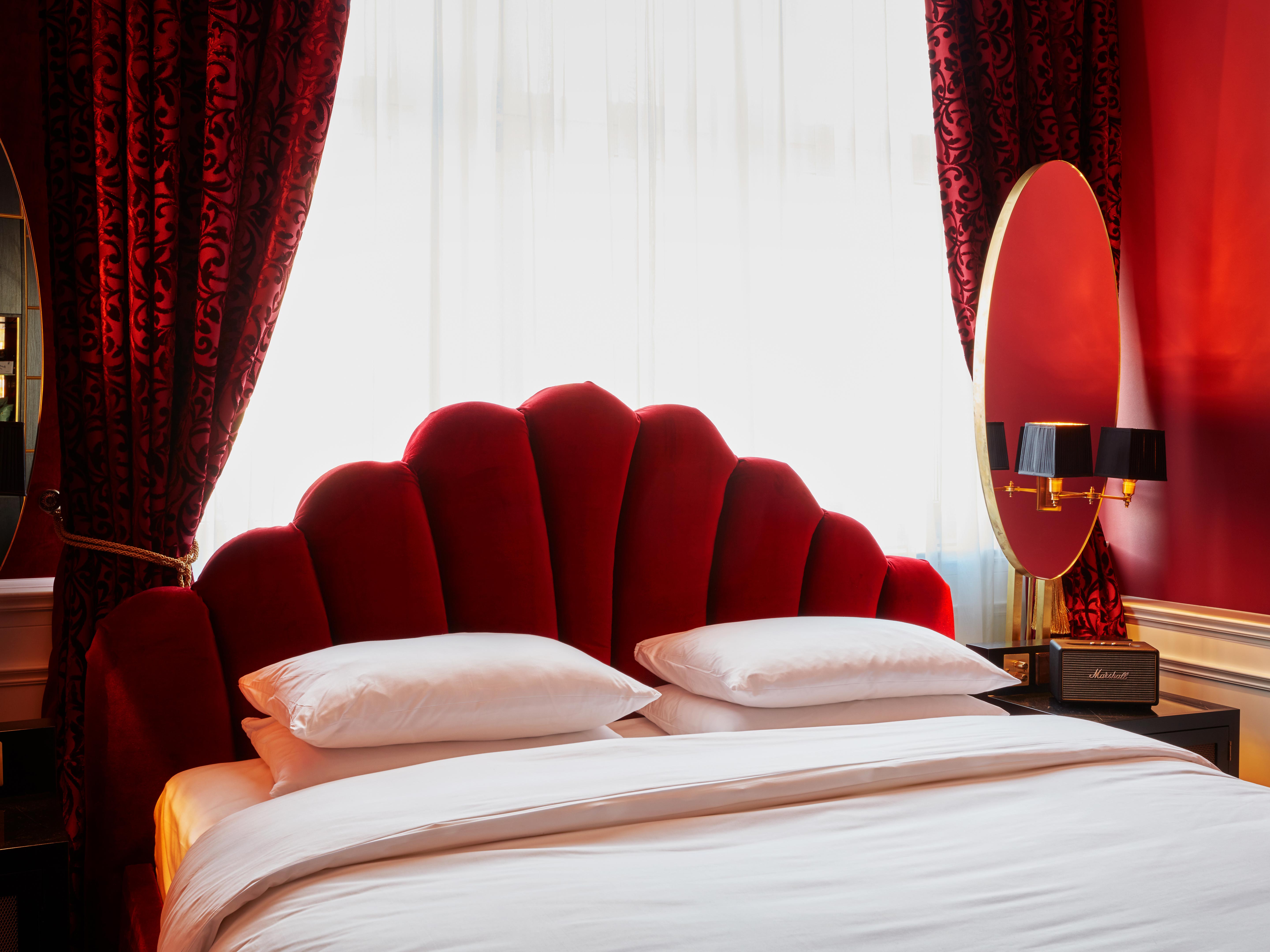 Terrace Suite, Provocateur