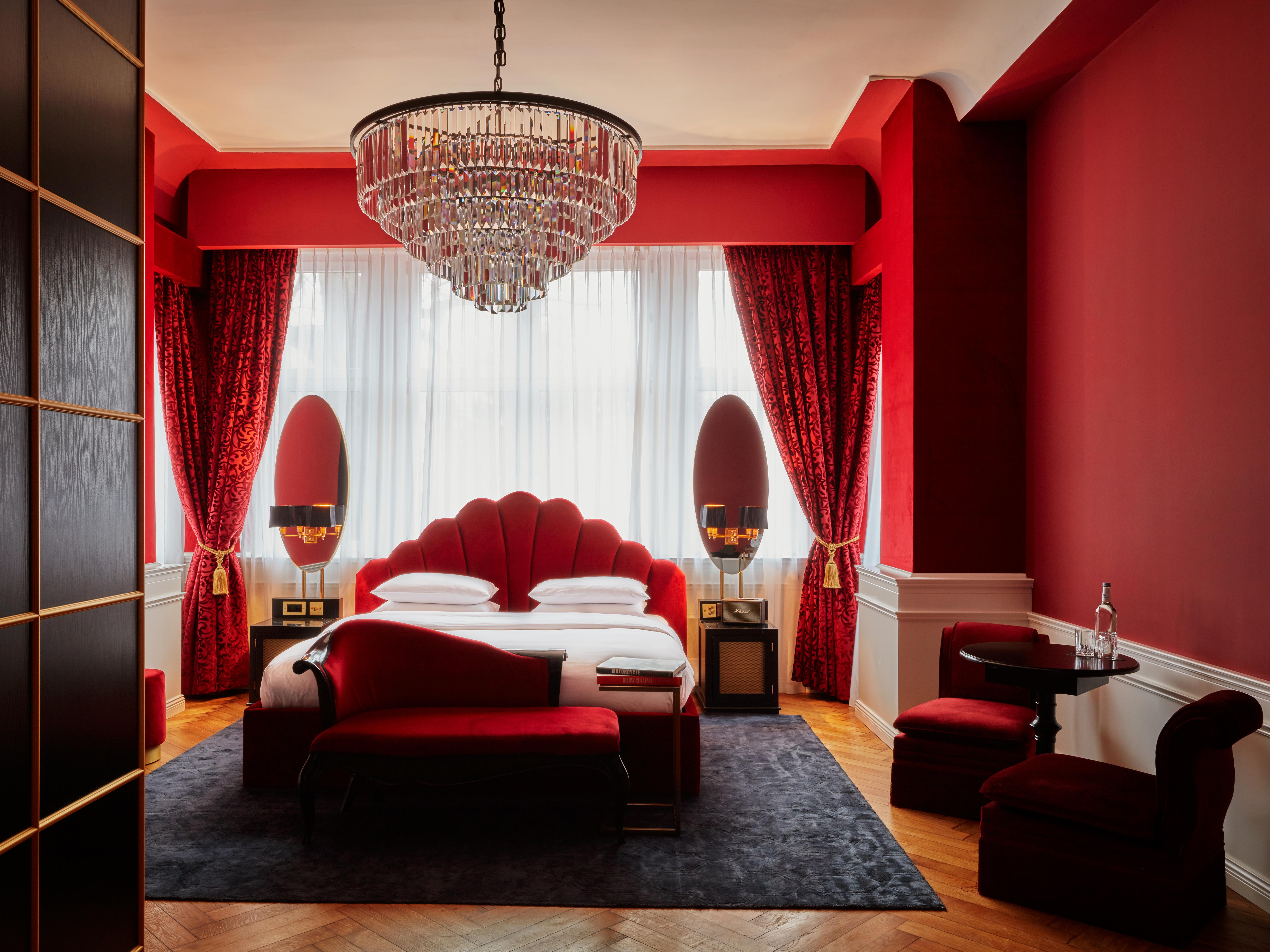 De Luxe, Provocateur