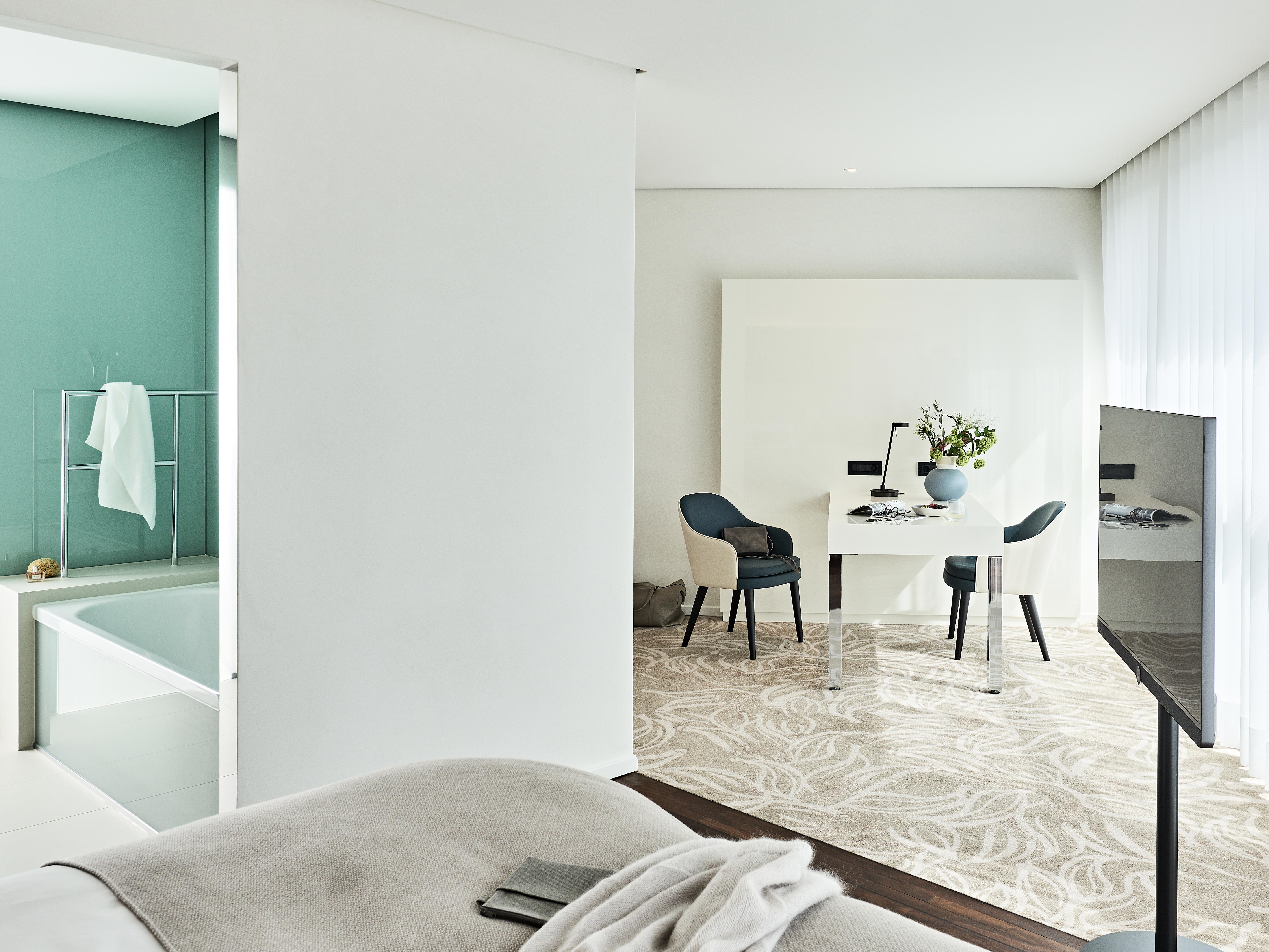 Executive Room, SIDE