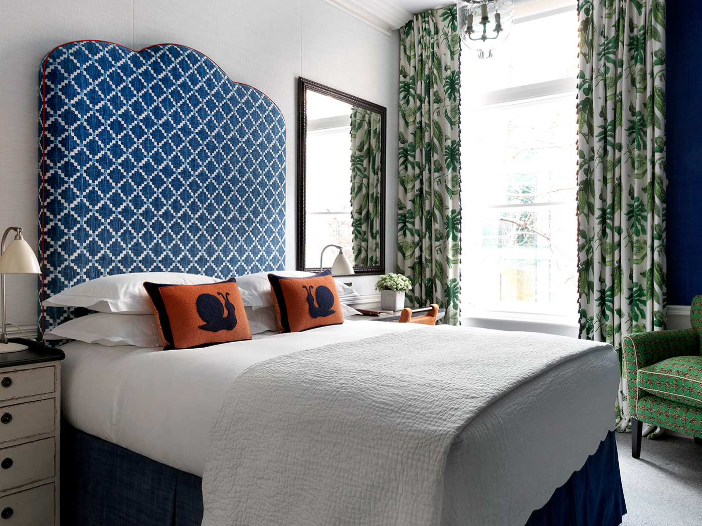 Covent Garden Queen Room R 01