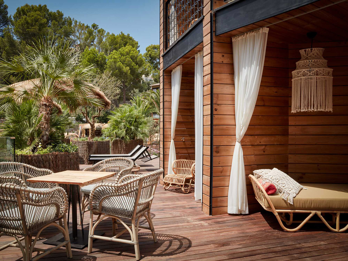 Bikini Island Poolside Room R V3 01