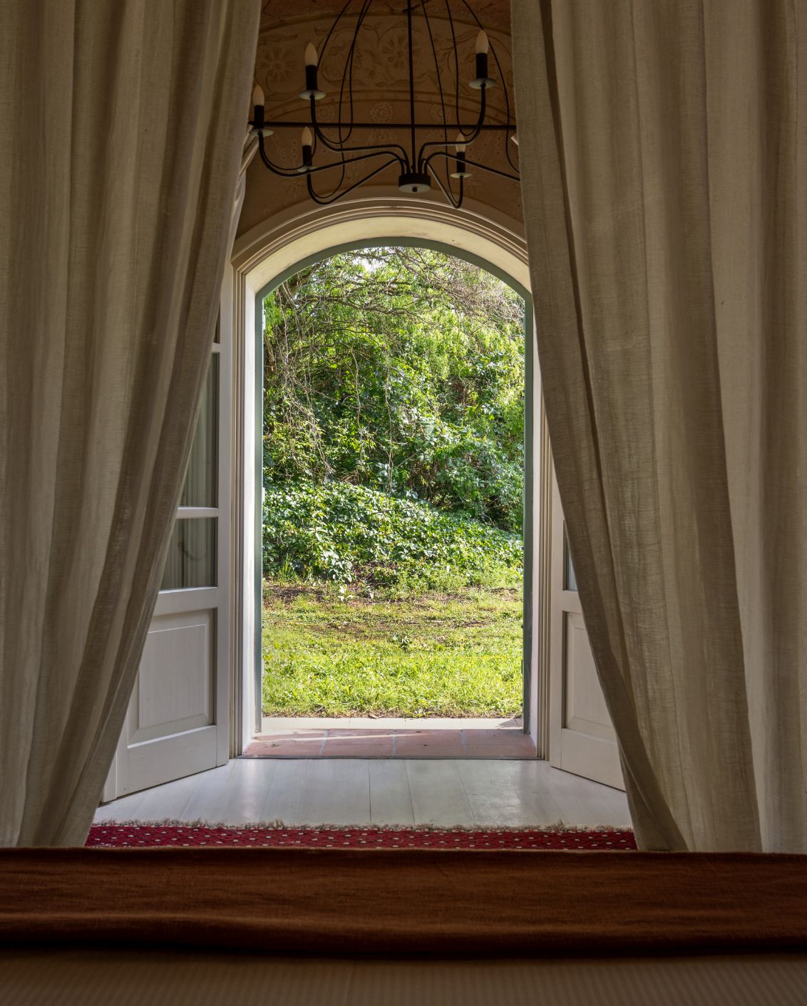 05 DH Sneak Peak Elizabeth Country House Guestroom Garden View