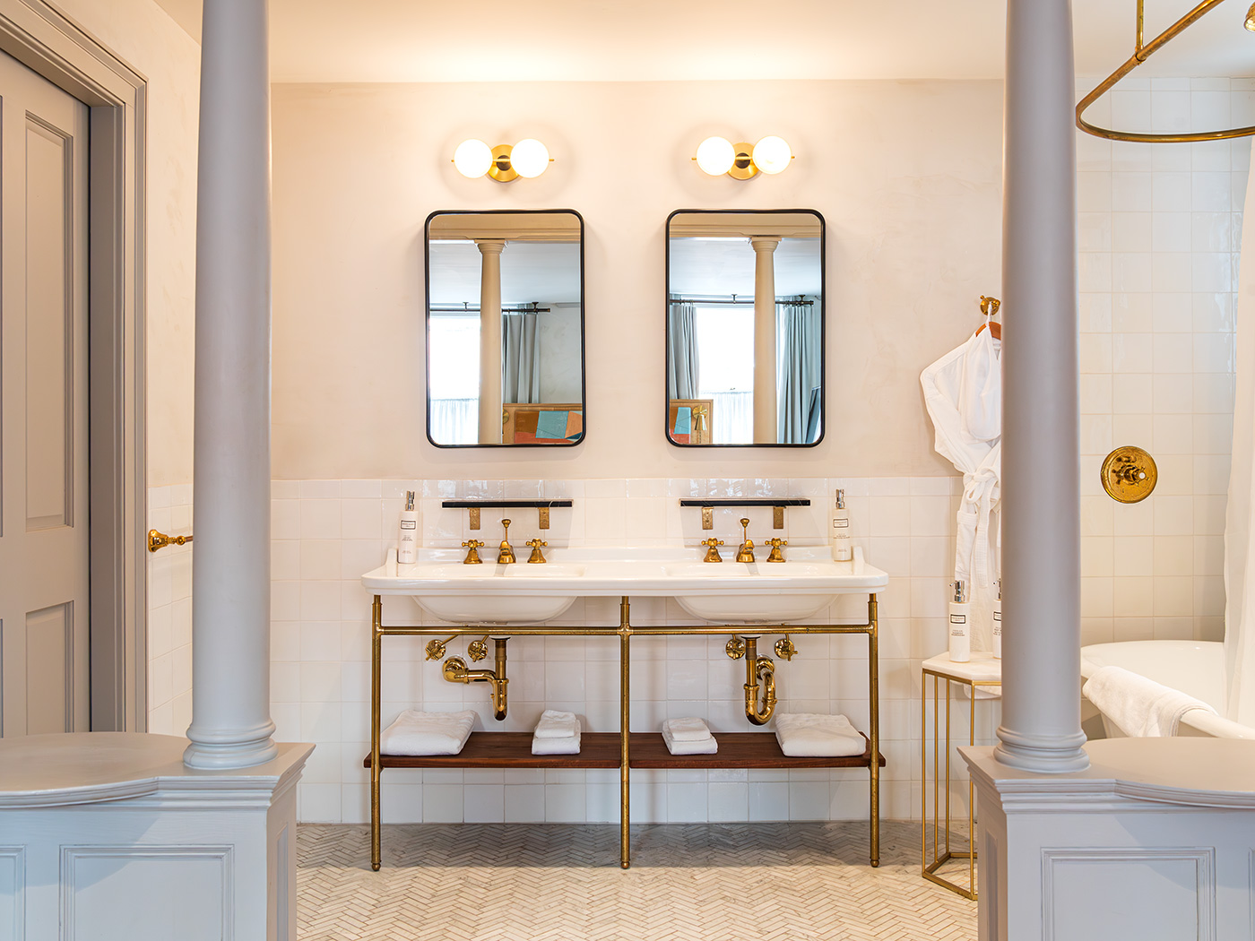 Hotel Kinsley John St Luxury Queen Fireplace R 03