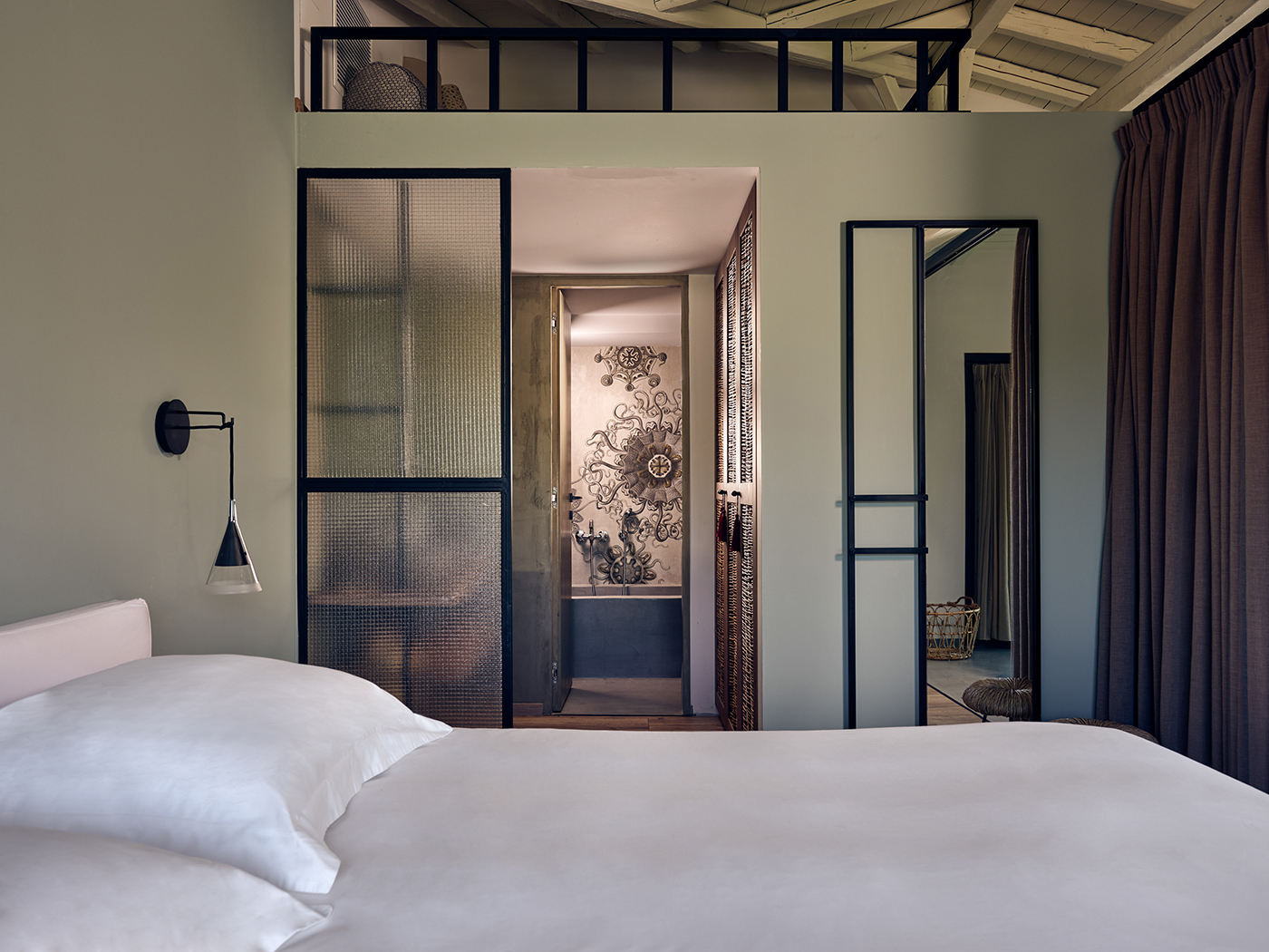 Ekies Large Suite V3 R 04