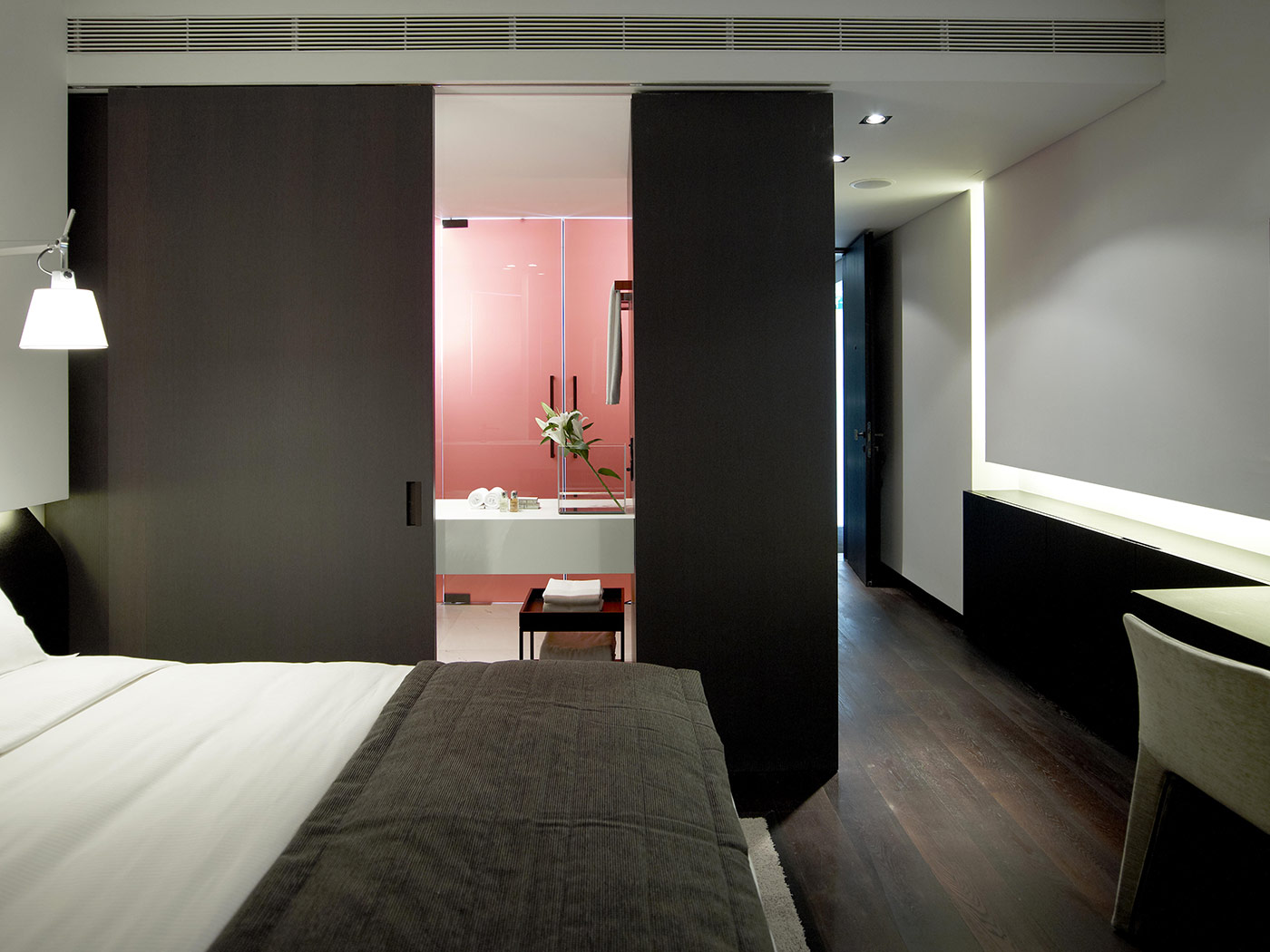 The Met Hotel Deluxe Room R 01