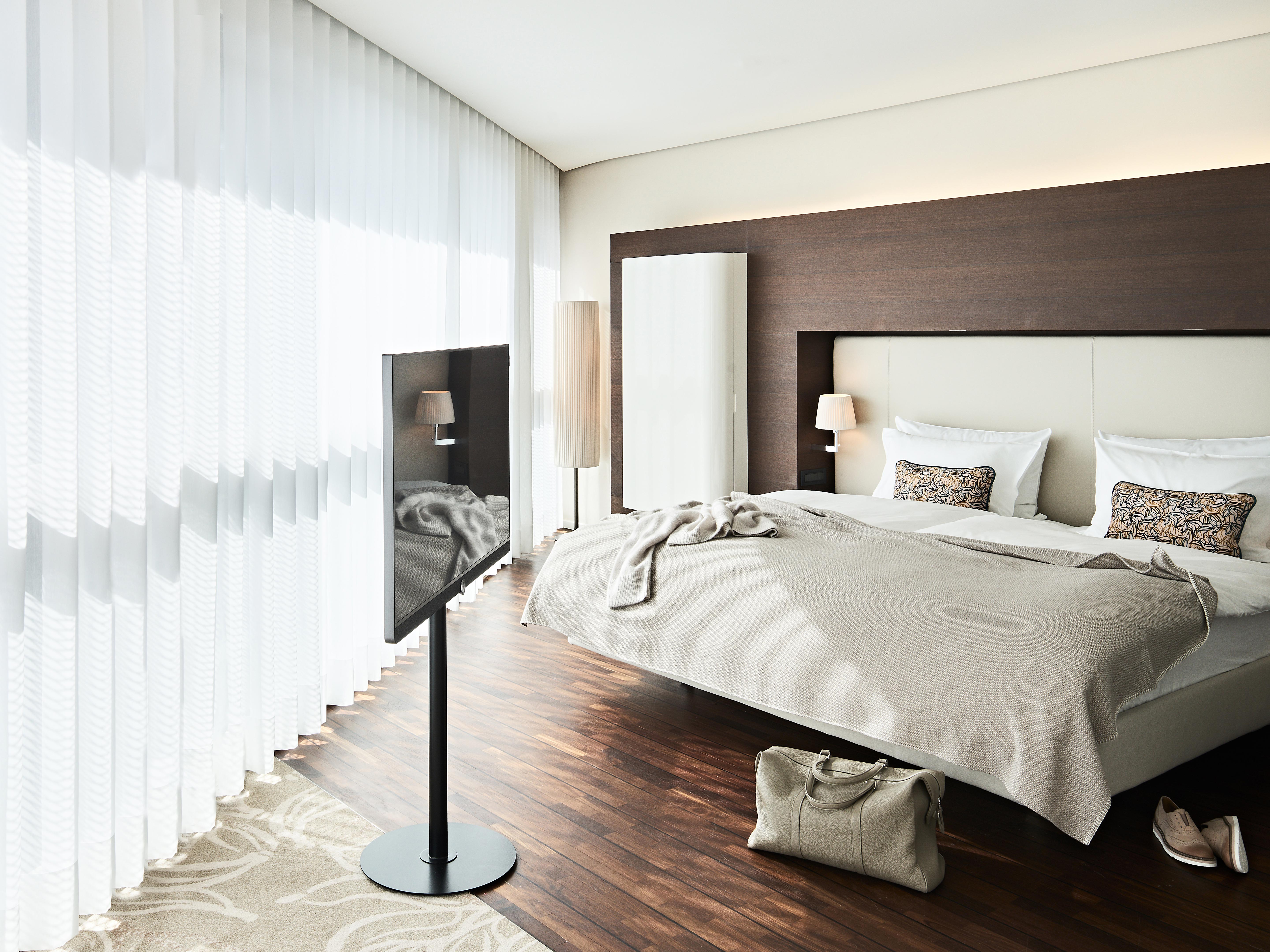 Executive Room, SIDE