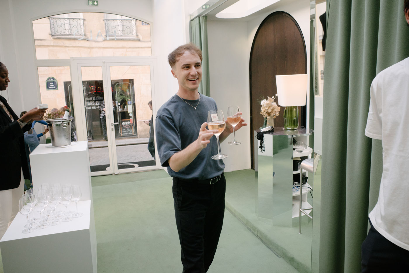 DH24 SALES CE Paris Travelpro 04