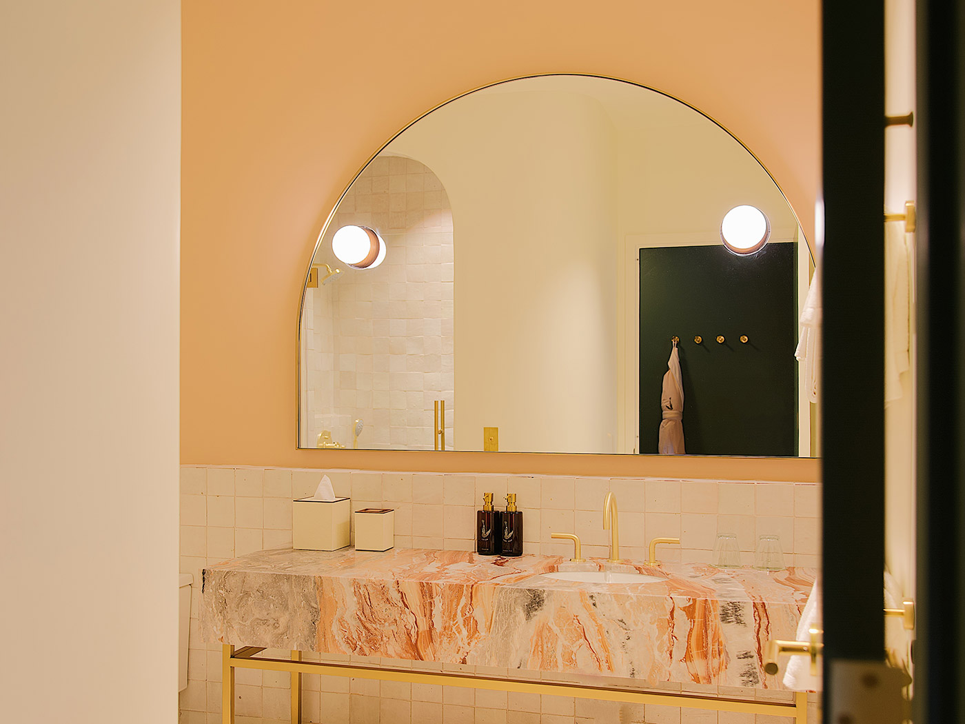 Municipal Grand King Suite Tub R 07