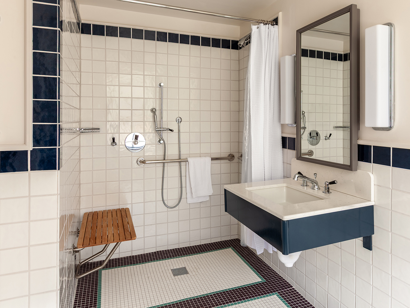 The Flat Iron Hotel Queen Ada R 05