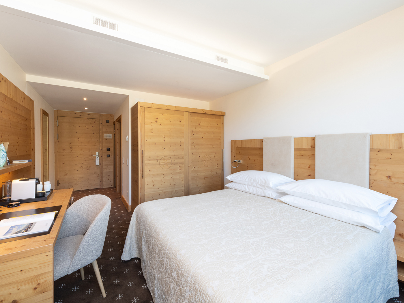 Nira Alpina Corvatsch Room Summer V2 R 03 (1)