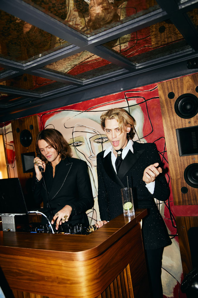 DH SALES24 S NY Travelpro 18