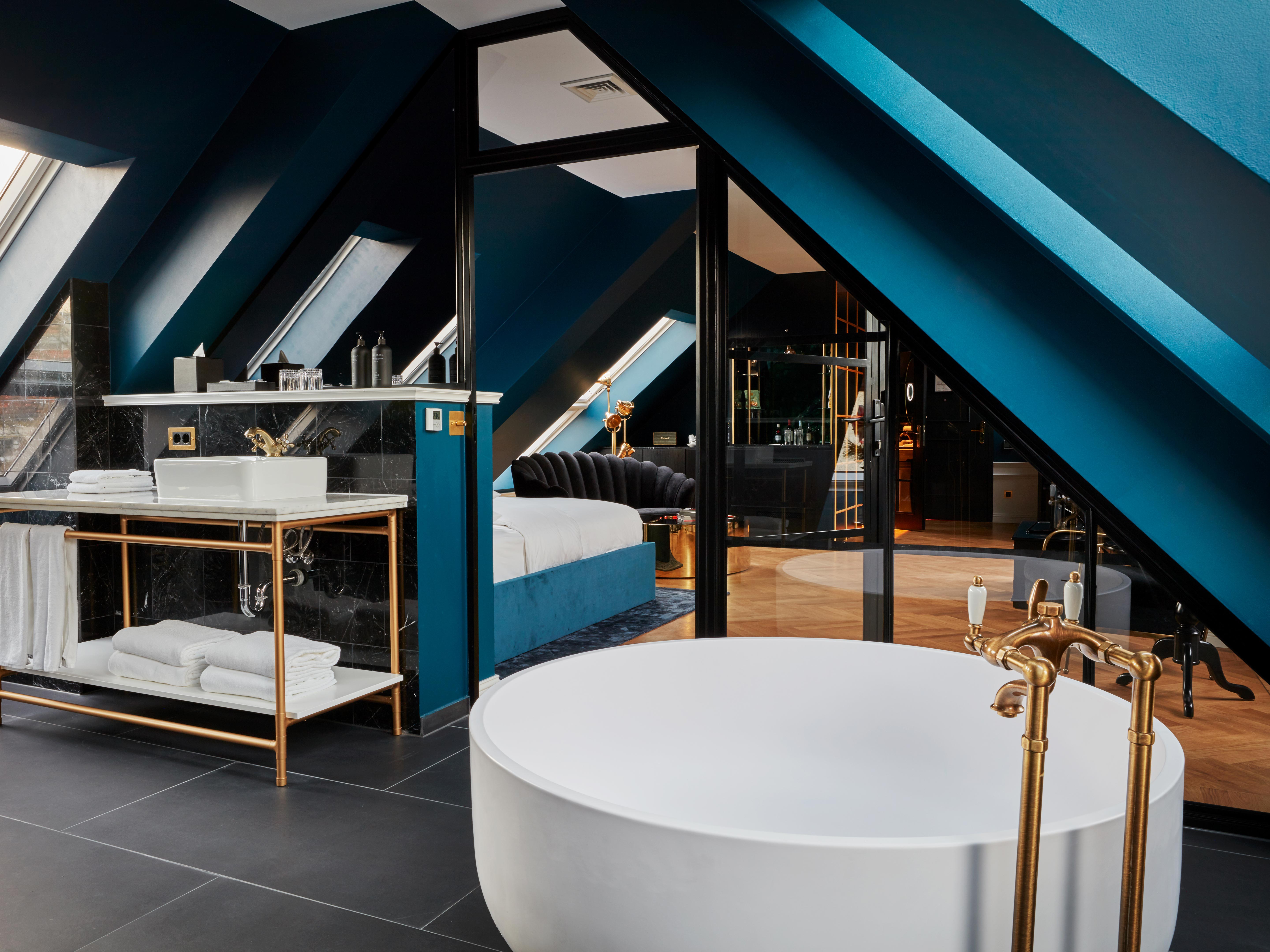 Maison Suite, Provocateur