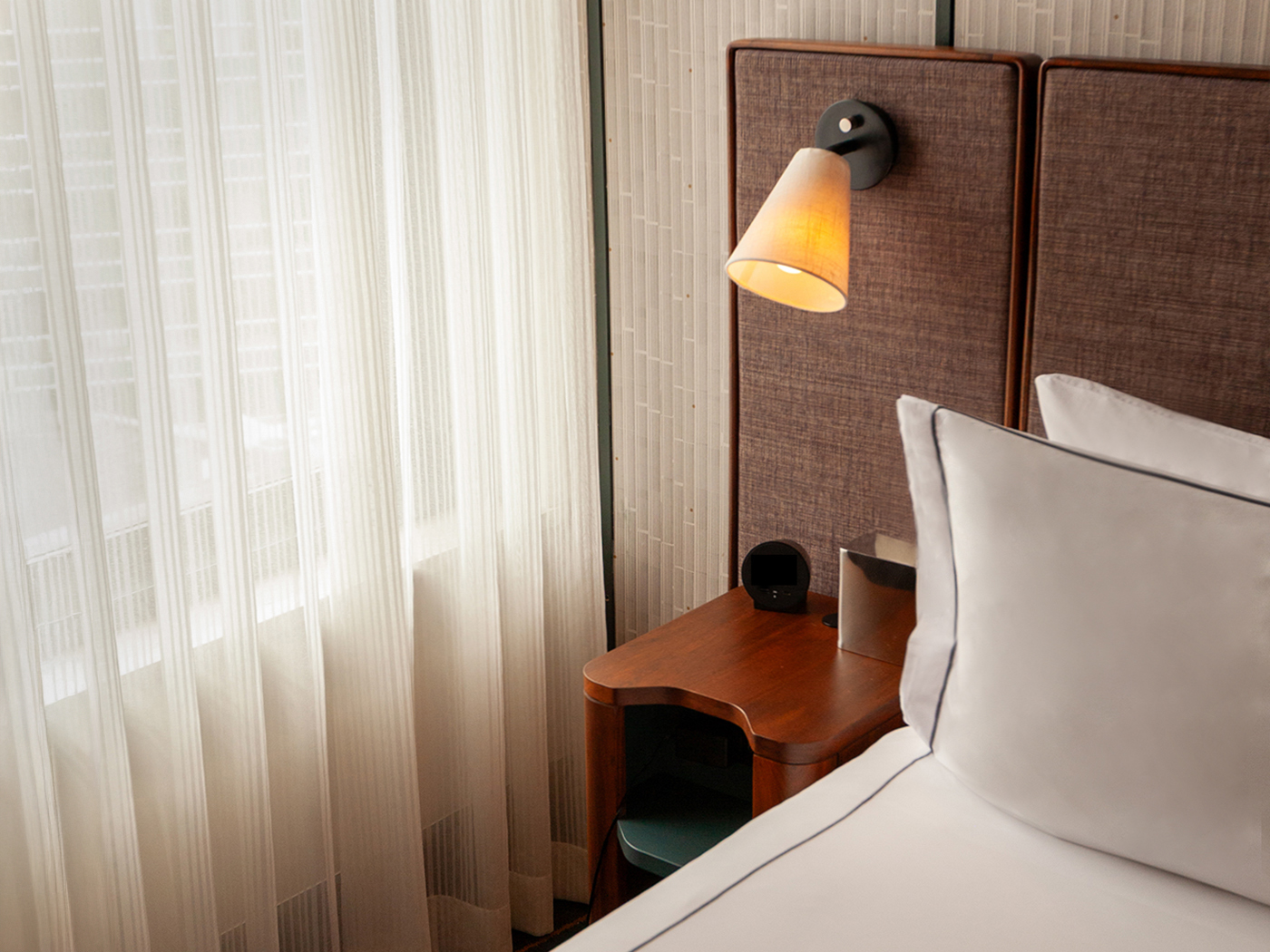 The Flat Iron Hotel Queen R 02