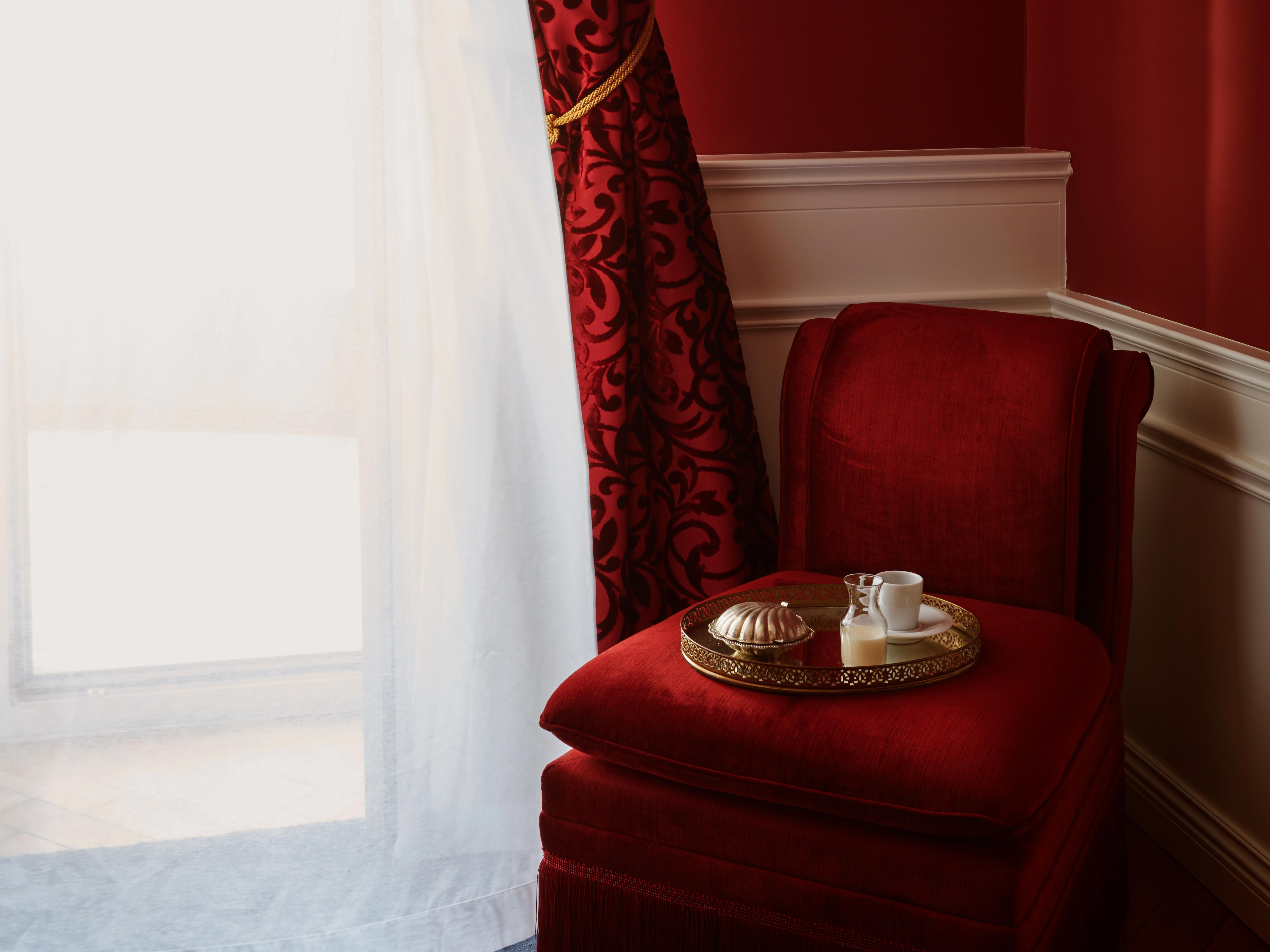 Terrace Suite, Provocateur