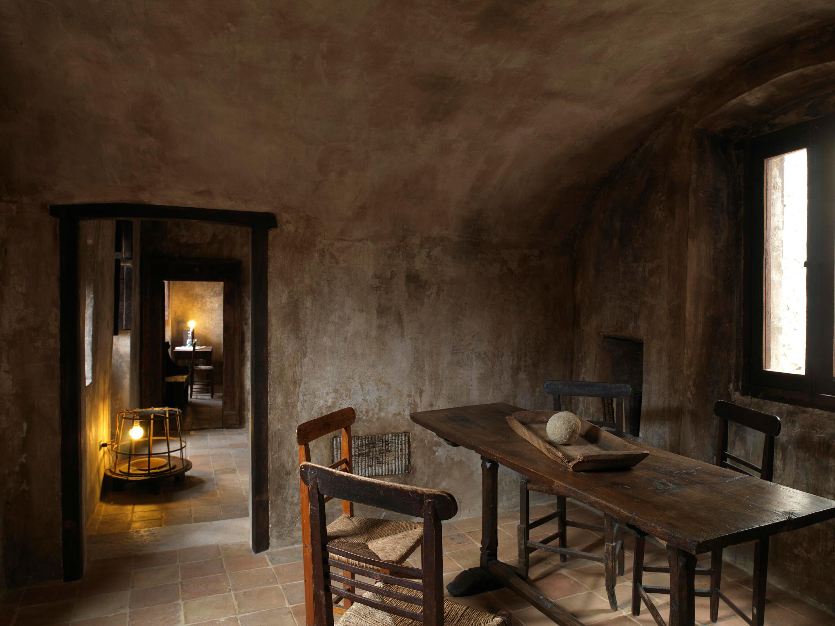 Sextantio Albergo Diffuso Table in Santa Stefano Di Sessanio