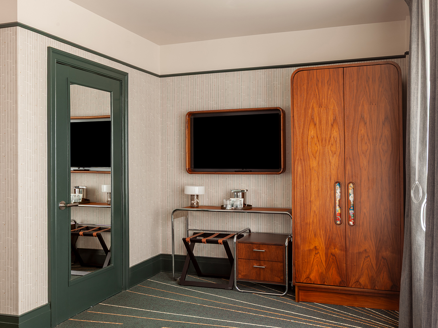 The Flat Iron Hotel Queen Ada R 02