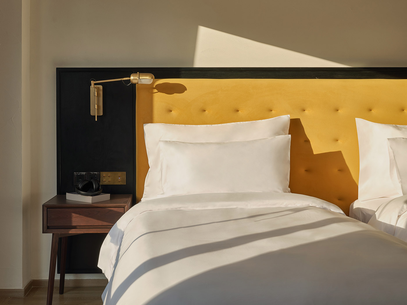 Public House Bangkok Downtown Twin R V2 01