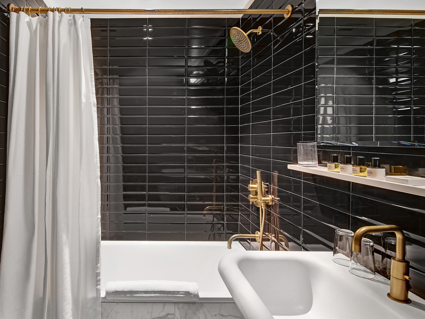 The Moore The Moore Suite R 05