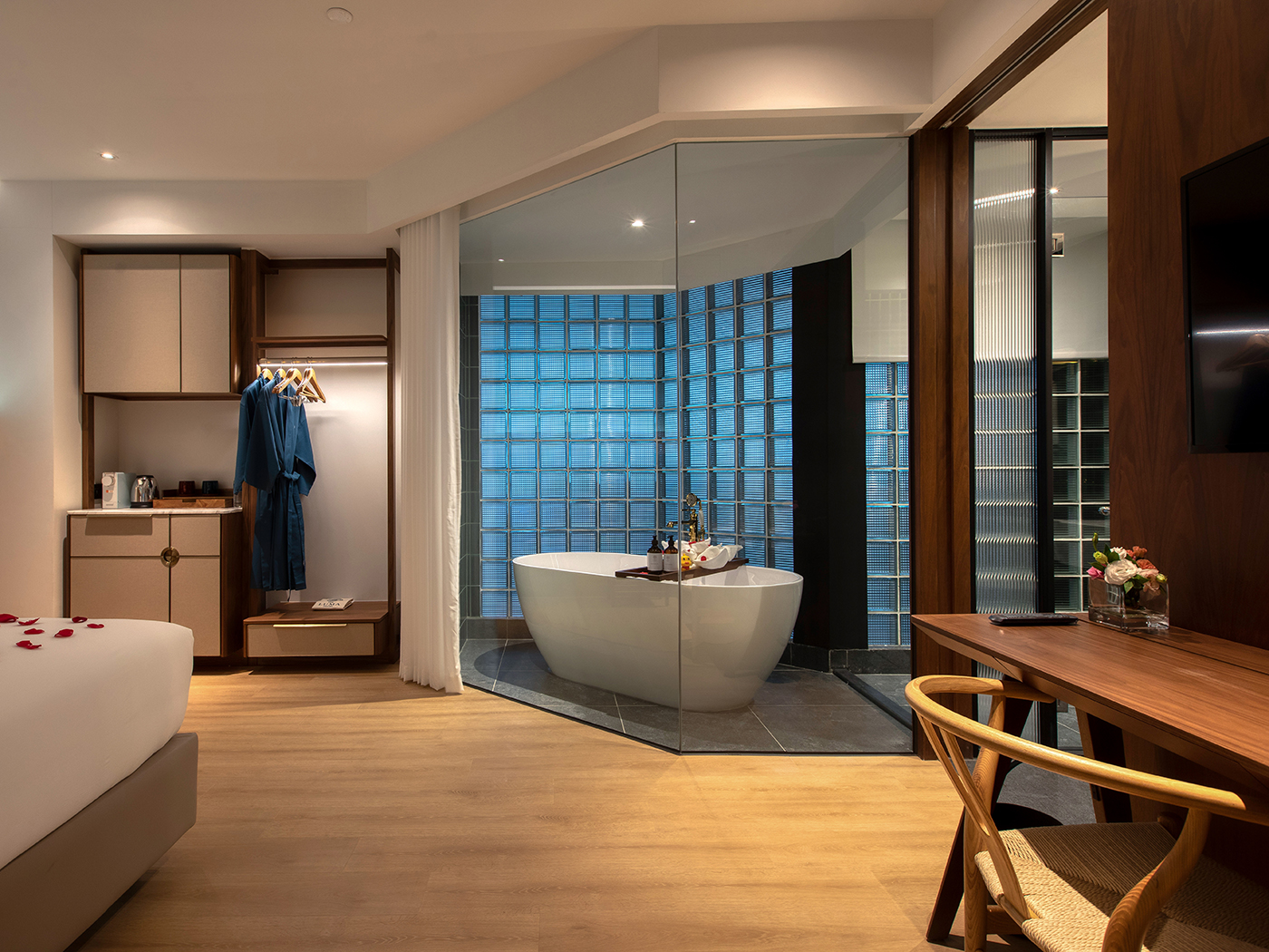 The Luma Palm Marvellous Hollywood R 02