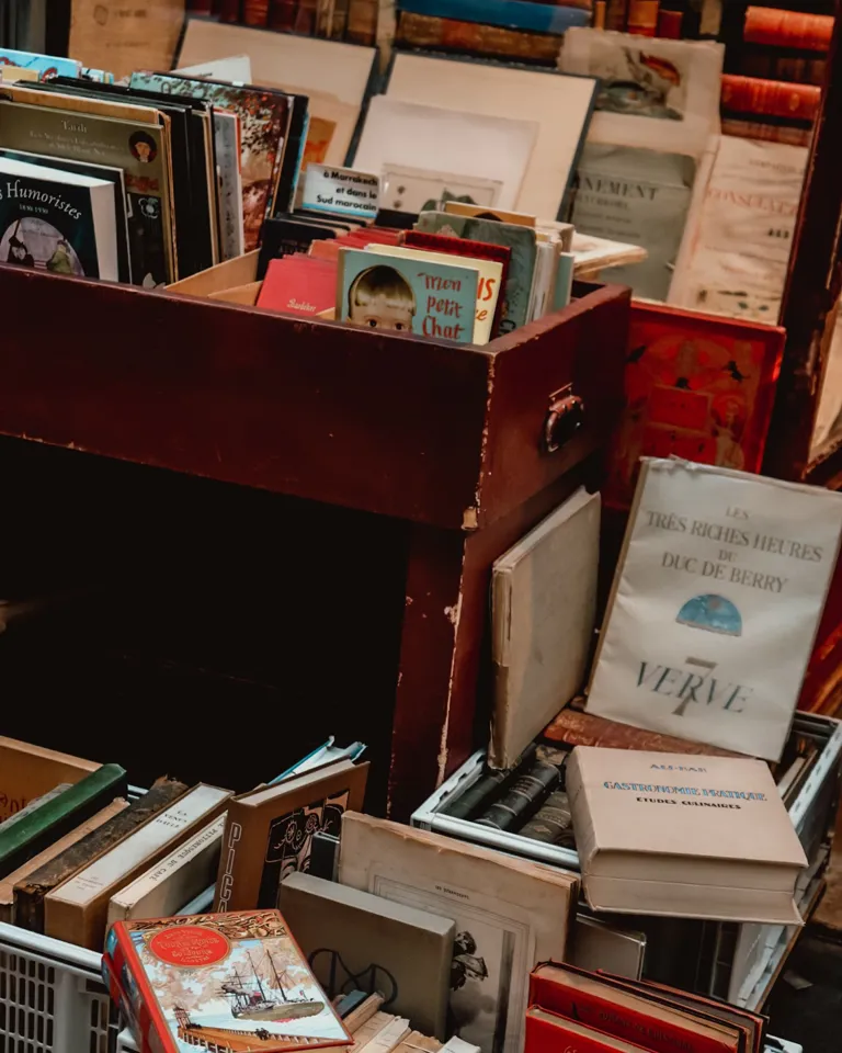 20 Destination Paris Book Store