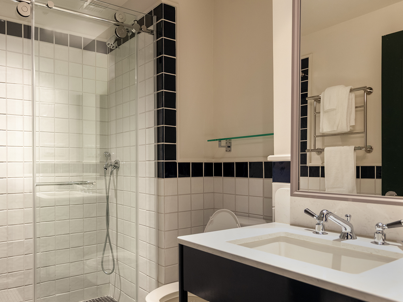 The Flat Iron Hotel Queen R 03