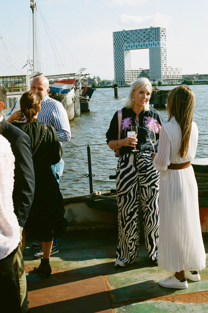 DH24 CE Amsterdam Travelpro14