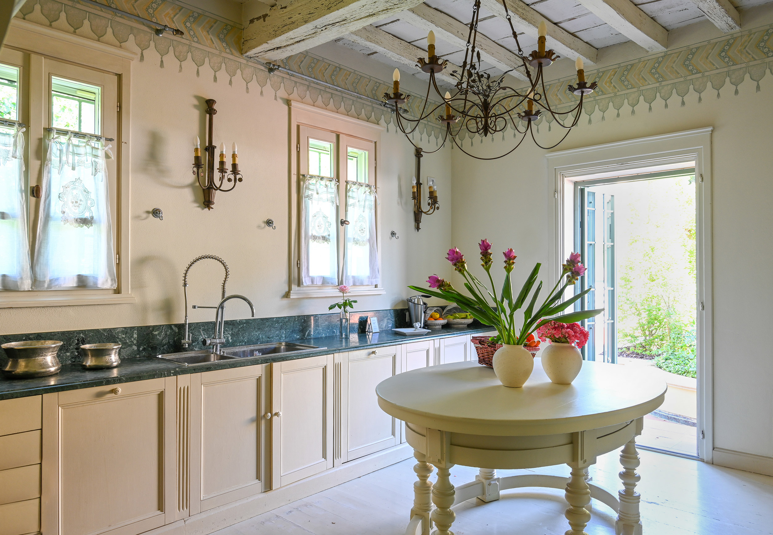 G 03 Elizabeth Country House