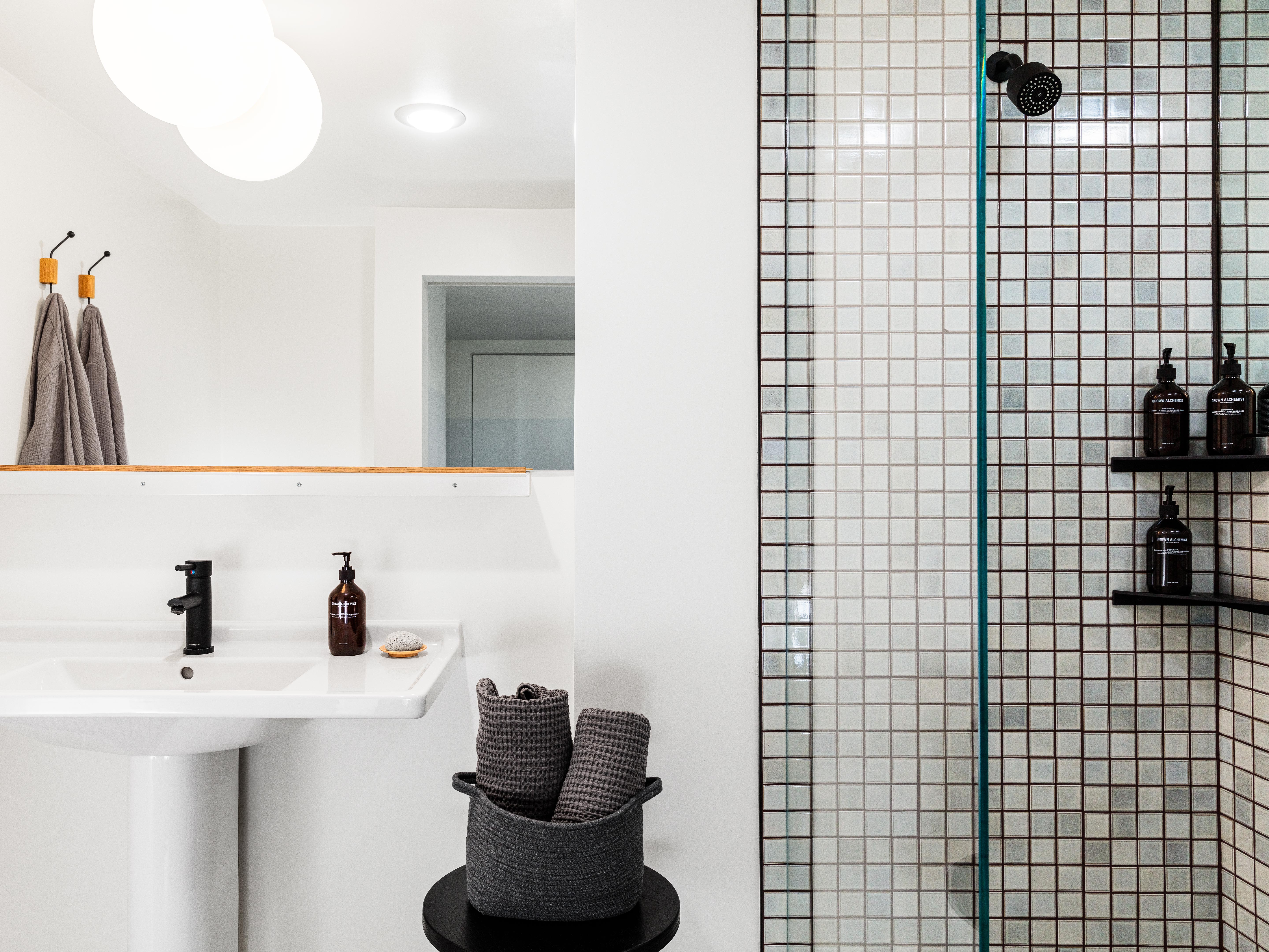 Hotel June Bathroom R R