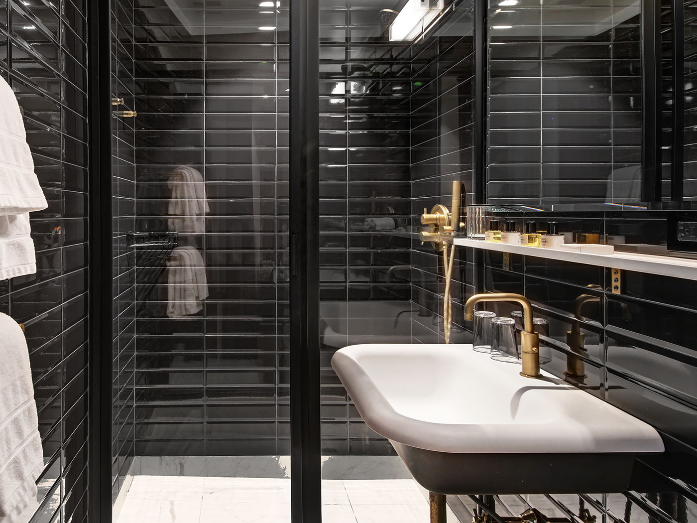 The Moore Interior Queen R 02