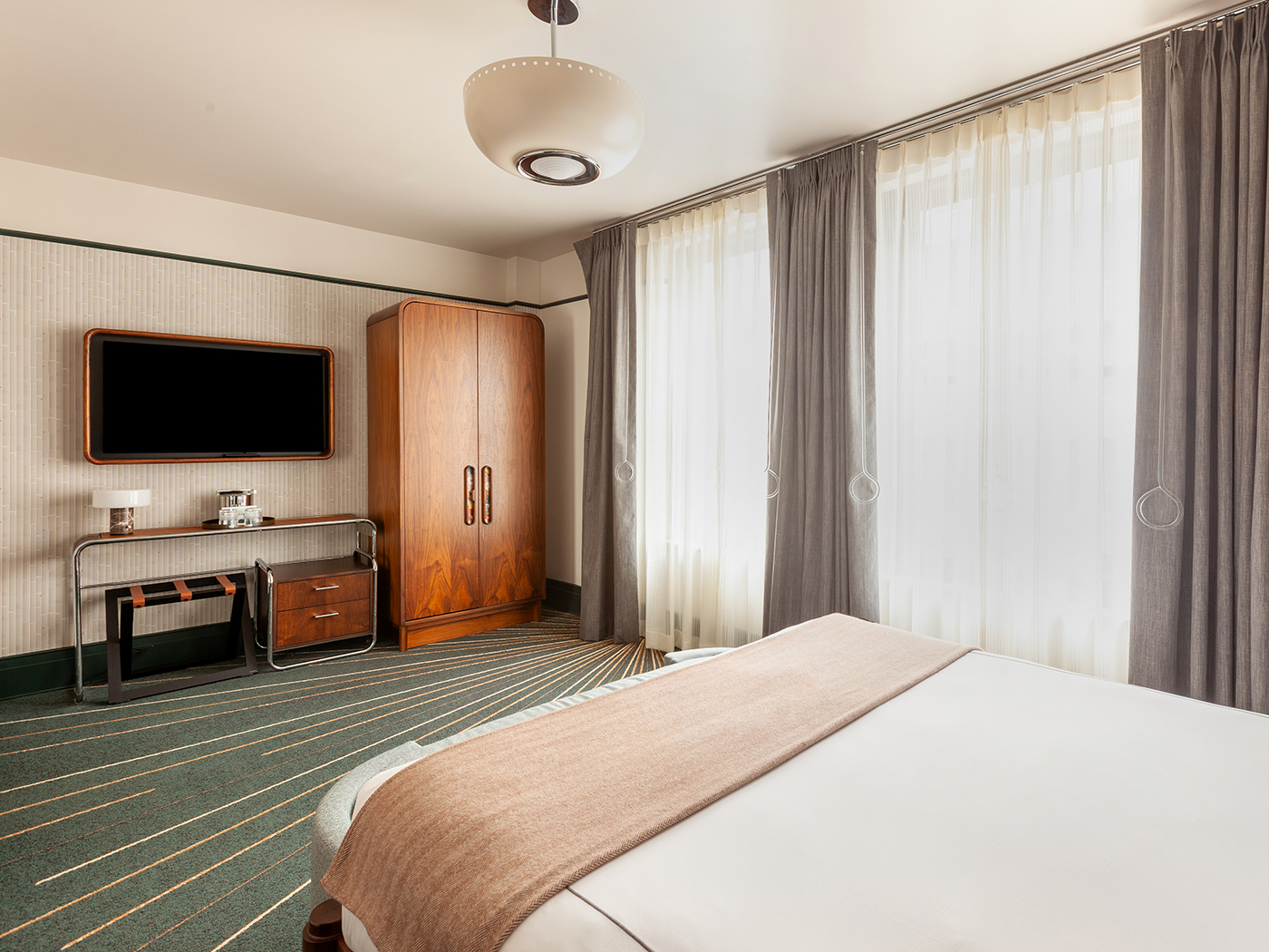 The Flat Iron Hotel Queen Ada R 04