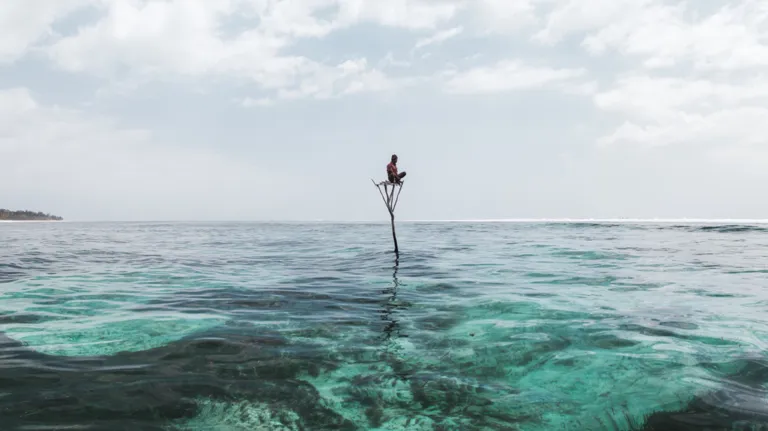 006 Cap Karoso Sea View Man On Pole