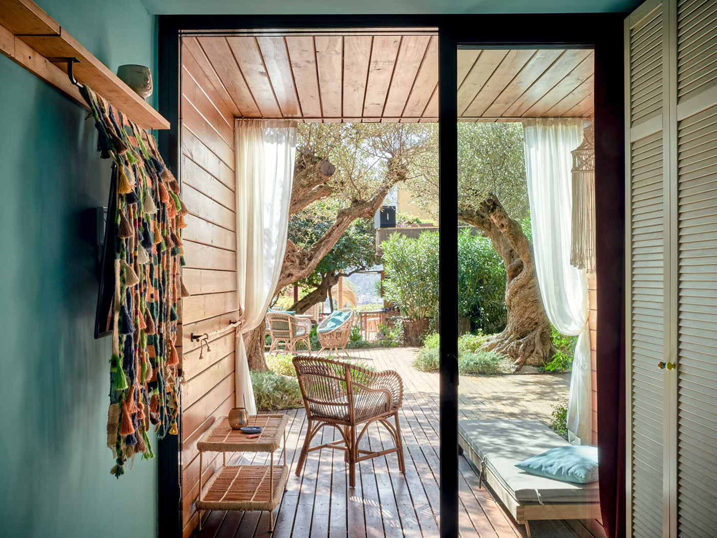 Bikini Island Poolside Room R V3 03