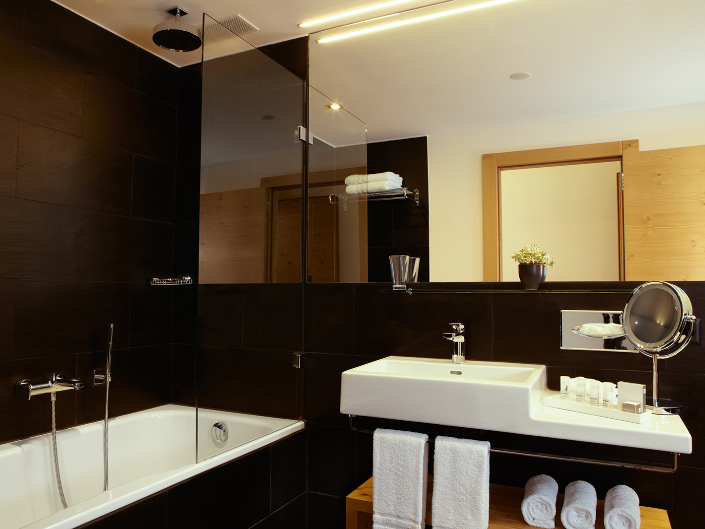 Nira Alpina Corvatsch Room R Winter 04