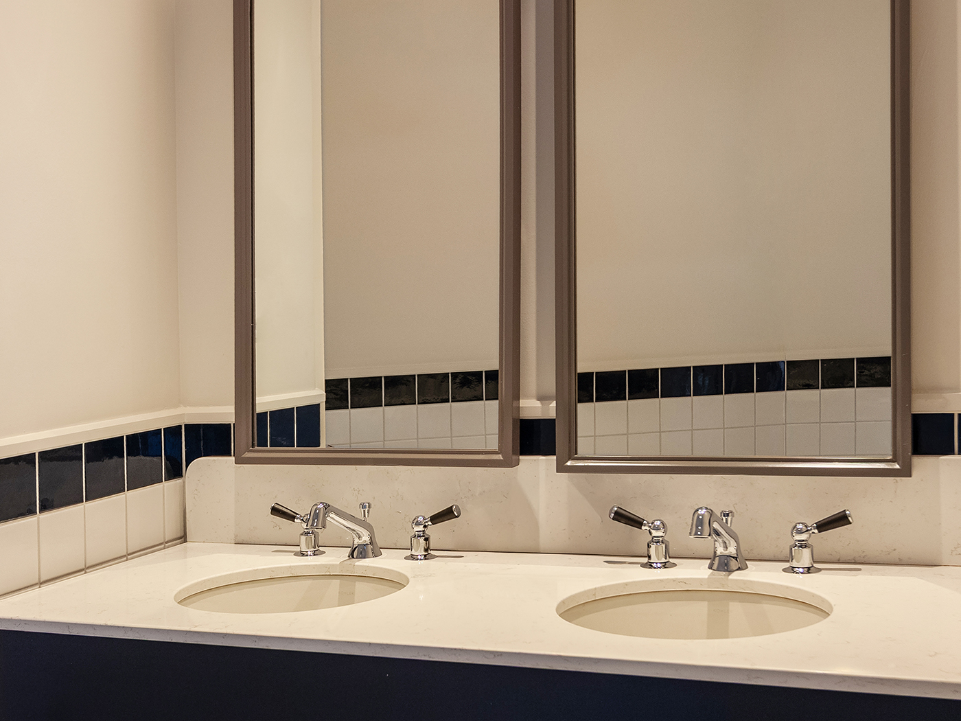 The Flat Iron Hotel Double Queen Suite R 06