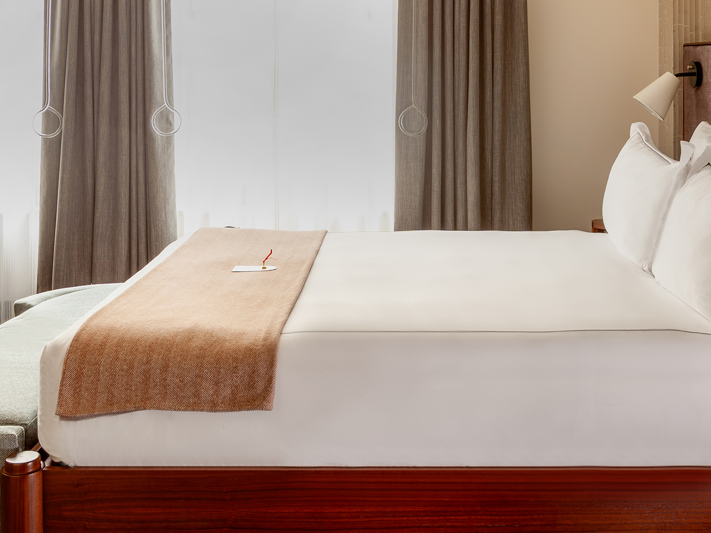 The Flat Iron Hotel Queen Ada R 03