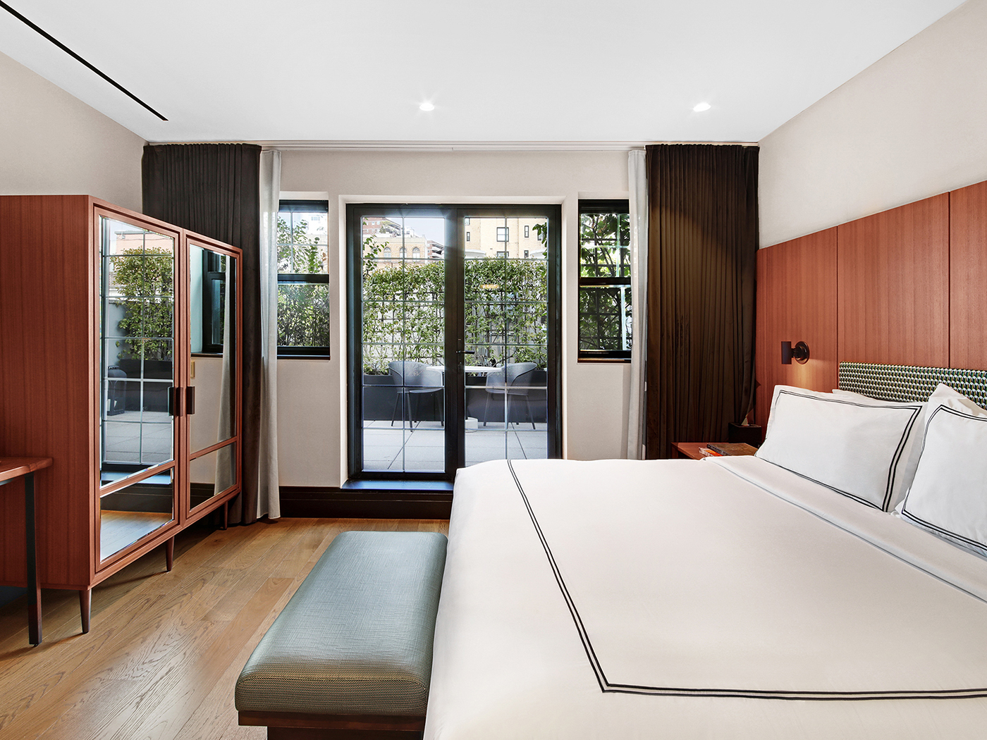 The Moore The Moore Suite R 01