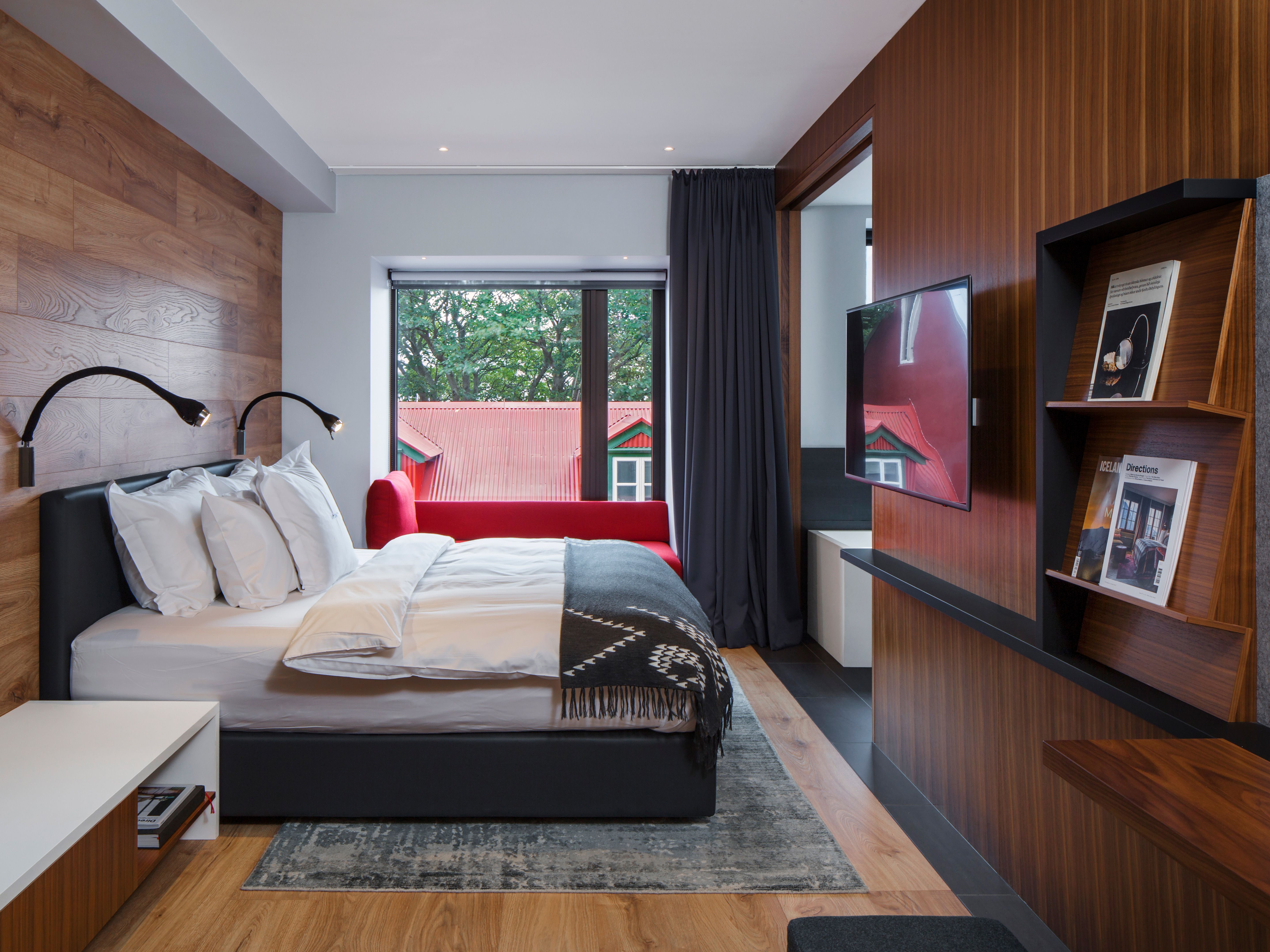 Deluxe, Ion City Hotel