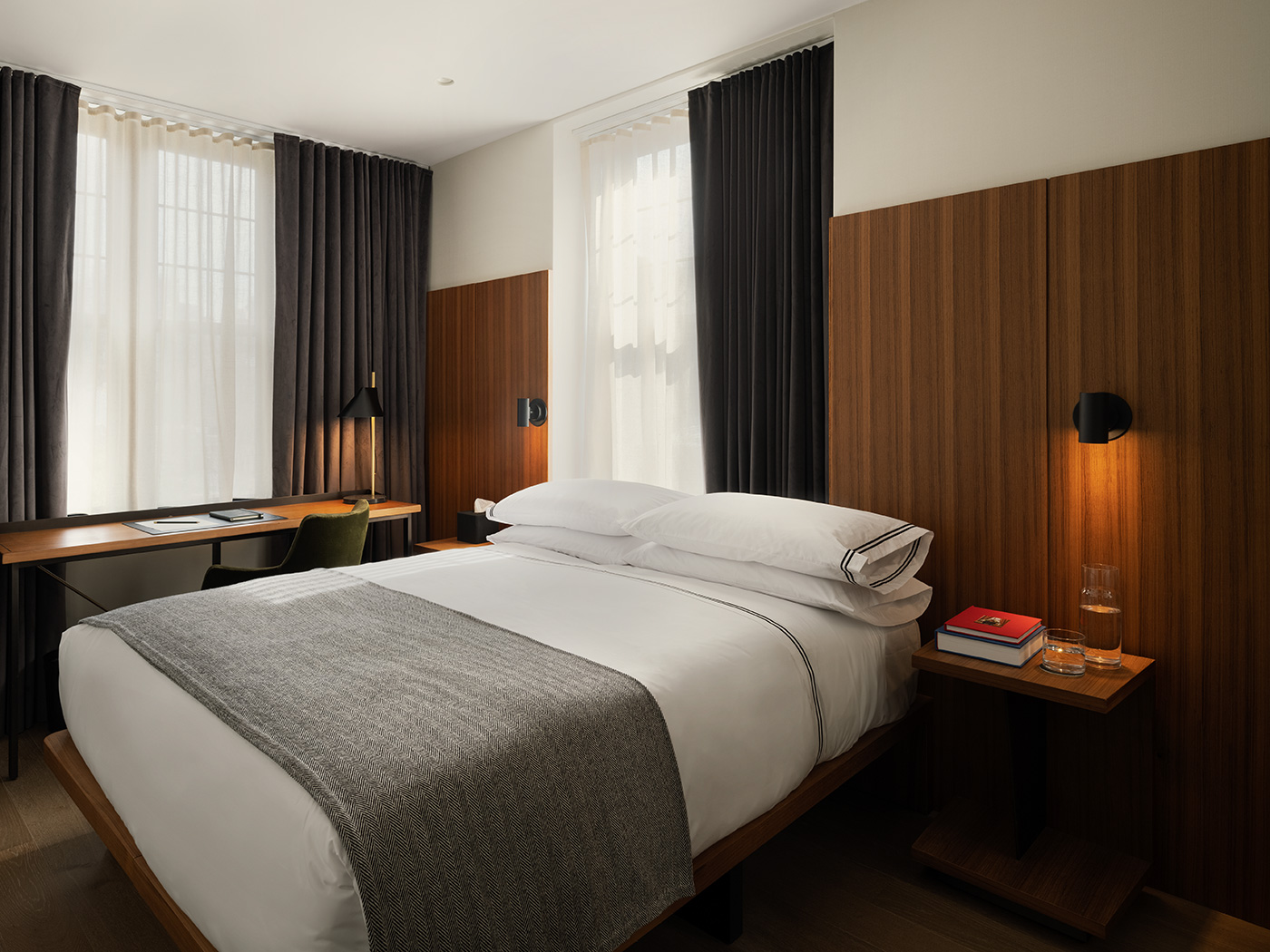 The Moore Corner Queen R 02