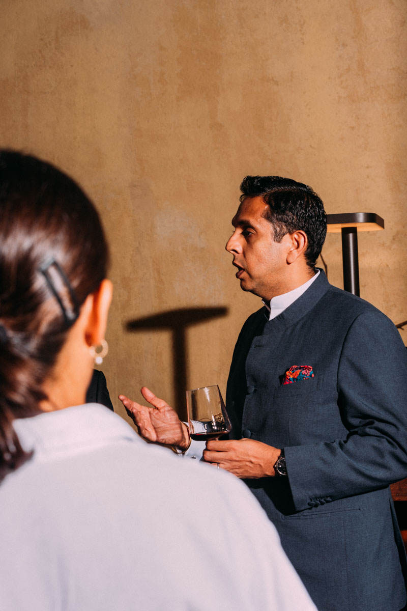 DH SALES24 S Singapore TP 19