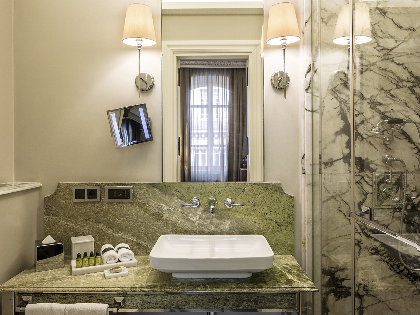 Bank Hotel Istanbul Deluxe King Room R 08