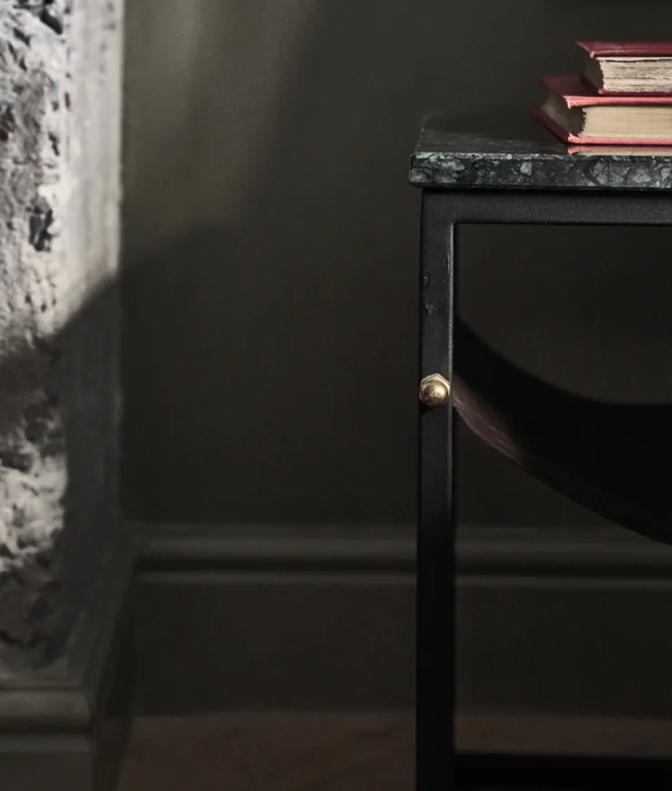 006 Gorgeous George Sidetable