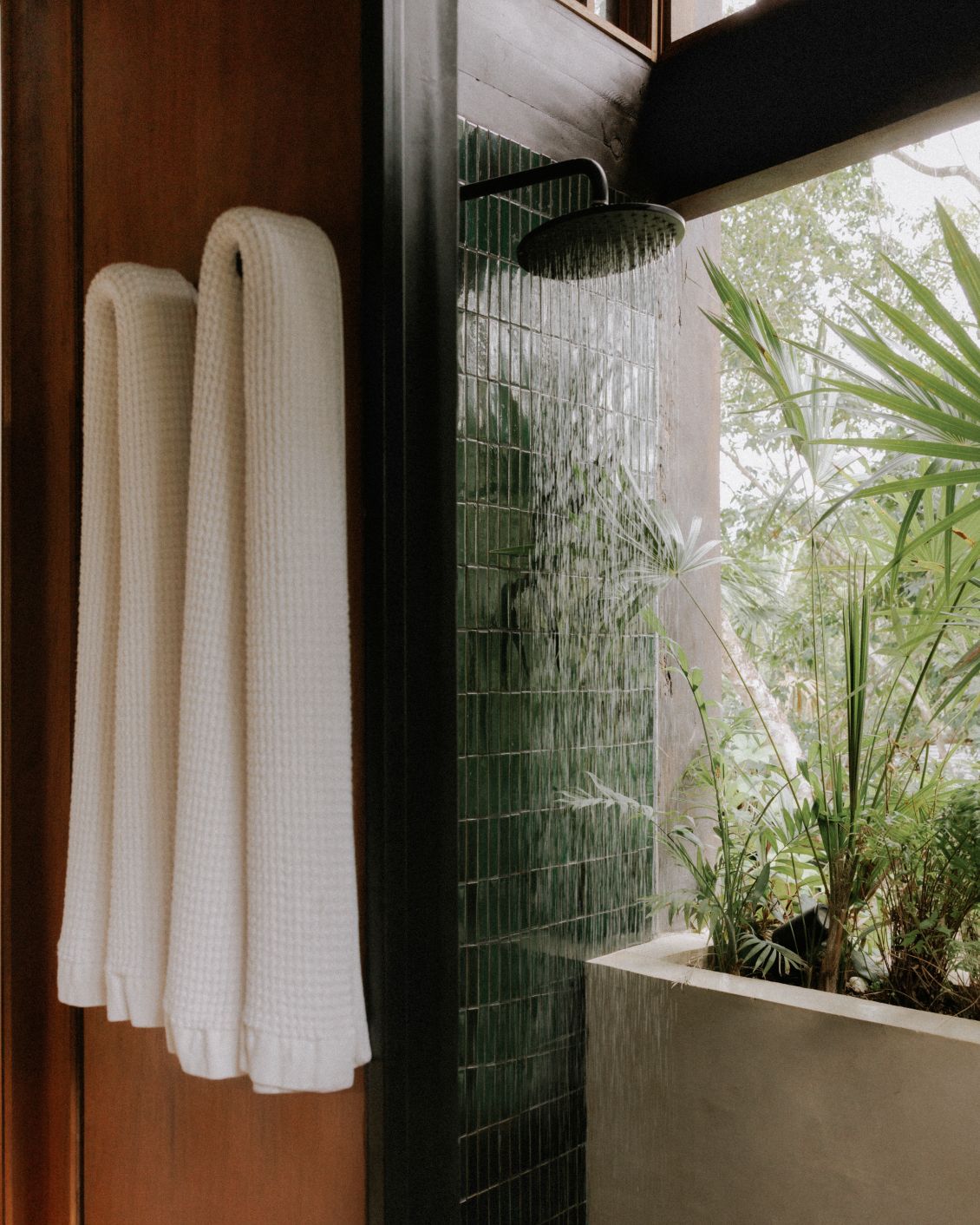 09 Top Tropical Modernist Hotels Boca De Agua Shower 2